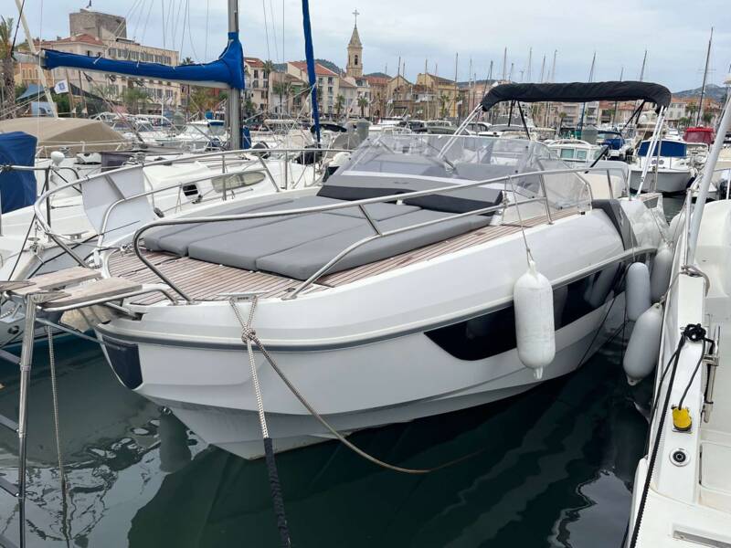FLYER 8.8 SUNDECK 1